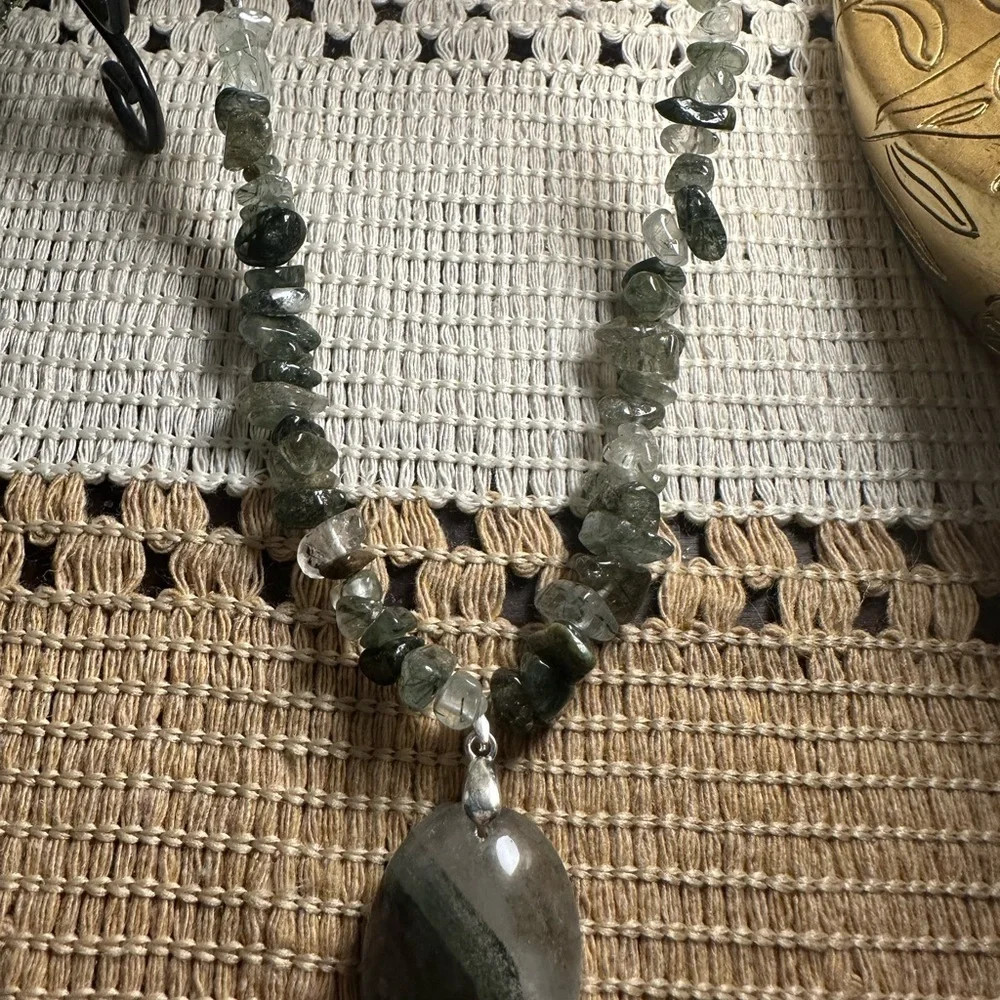 Garden Quartz Oval Pendant with Garden Quartz Chips Beads Faux Leather Necklace - Picture 15 of 16